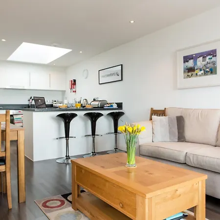 Lowenza, 2 Frederick Mews *